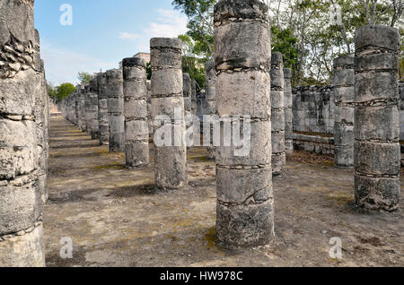 Grupo de las Mil Columnas, hall del 1000 colonne, columnata Oeste, la storica città Maya di Chichen Itza, pista, Yucatan Foto Stock