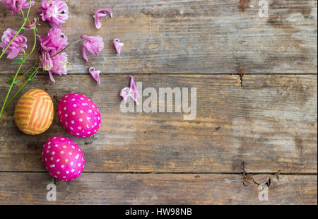 Vista superiore decoupage uovo di pasqua decorato con tovaglioli di carta Foto Stock