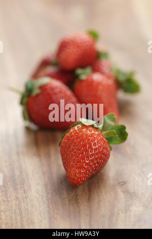 Fragole fresche sul vecchio legno verticale di sfondo Foto Stock