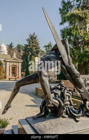 Vista allegorico scultura in bronzo per il pilota cimitero alla grande cimitero monumentale in città, girato in bright tardo inverno luce in Milano Foto Stock
