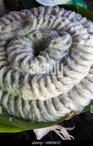 Il Khmer tagliatelle fatte dal riso in Preah Dak villaggio in Siem Reap, Cambogia Foto Stock