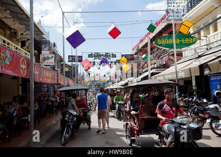 Pub Street con le persone e i ristoranti a Siem Reap - Cambogia Foto Stock