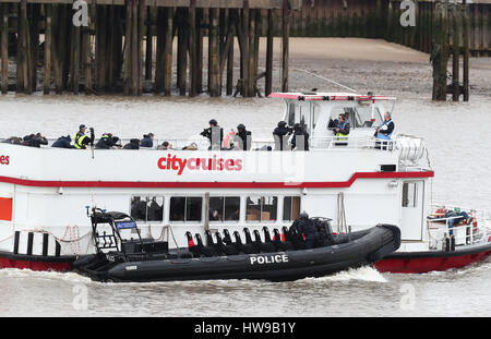 Gli ufficiali di polizia che partecipano in un multi-agenzia di esercizio, che metterà alla prova i servizi di emergenza " risposta ad una diabolica attacco terroristico a Londra, sul fiume Tamigi nella zona est di Londra. Foto Stock