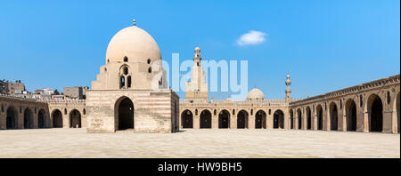 Il cortile di Ibn Tulun la moschea, Il Cairo, Egitto. Vista che mostra l'abluzione fontana, minareto e minareti di moschee adiacenti. La moschea è la più grande Foto Stock