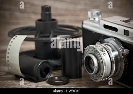 Vaschetta di sviluppo con le sue bobine di pellicola fotografica, rotoli di  pellicola, cassetta, vintage fotocamera e reagenti chimici Foto stock -  Alamy