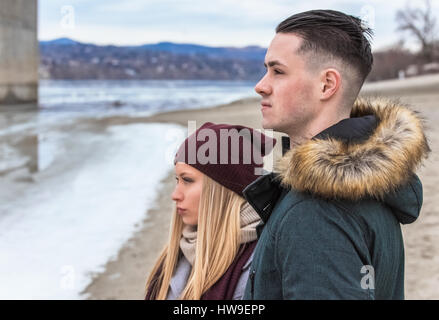 Giovane coppia grave vista di profilo Foto Stock