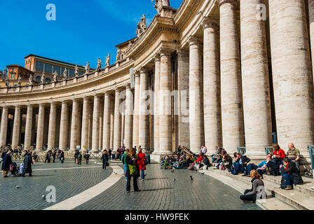 Il colonnato del Bernini intorno a Piazza San Pietro. Lo Stato della Città del Vaticano. Roma, Lazio, l'Italia, l'Europa. Foto Stock