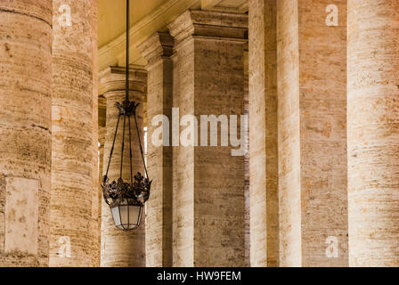 Il colonnato del Bernini intorno a Piazza San Pietro. Lo Stato della Città del Vaticano. Roma, Lazio, l'Italia, l'Europa. Foto Stock