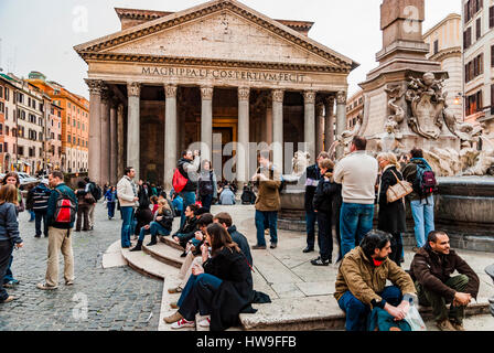 Il Pantheon è un ex tempio romano, ora una chiesa in Roma, Lazio, l'Italia, l'Europa. Foto Stock