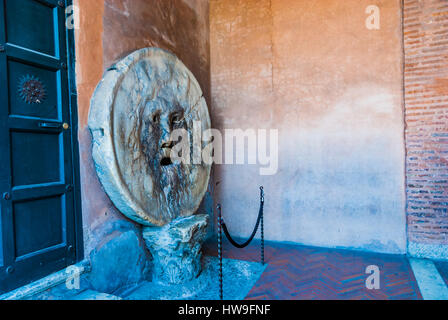 La Bocca della Verità - La Bocca della Verità, scolpito in marmo Pavonazzo, nel portico della chiesa di Santa Maria in Cosmedin. Roma, Lazio, l'Italia, Foto Stock