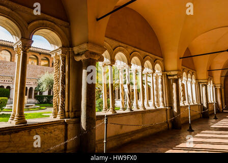 Chiostro del monastero allegata, con una decorazione cosmatesque. Arcibasilica di San Giovanni in Laterano, ufficialmente la cattedrale di Roma. Roma, Lazio, Foto Stock