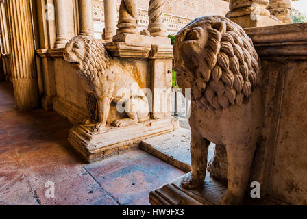 Chiostro del monastero allegata, con una decorazione cosmatesque. Arcibasilica di San Giovanni in Laterano, ufficialmente la cattedrale di Roma. Roma, Lazio, Foto Stock