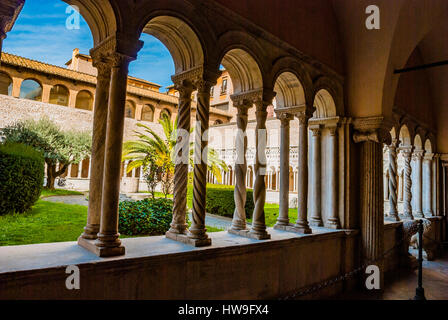 Chiostro del monastero allegata, con una decorazione cosmatesque. Arcibasilica di San Giovanni in Laterano, ufficialmente la cattedrale di Roma. Roma, Lazio, Foto Stock