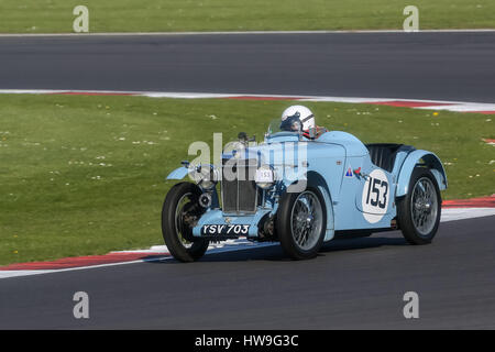 Preso al Vintage Sports Car Club (VSCC) Molla Avvia riunione a Silverstone il 18 aprile 2015 Foto Stock