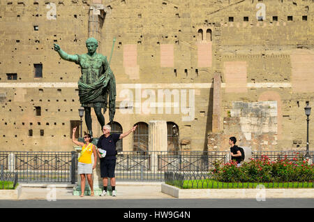 Statua di bronzo di imperatore romano Cesar Augustus. Via dei Fori Imperiali. Roma, Lazio, l'Italia, l'Europa. Foto Stock