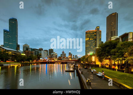 Melbourne, Australia - 27 dicembre 2016: Melbourne luci della città e sul fiume Yarra di notte visto dal Southbank Foto Stock