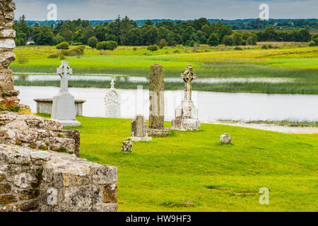 Antiche lapidi e croci celtiche a Clonmacnoise insediamento monastico nella Contea di Offaly. Foto Stock