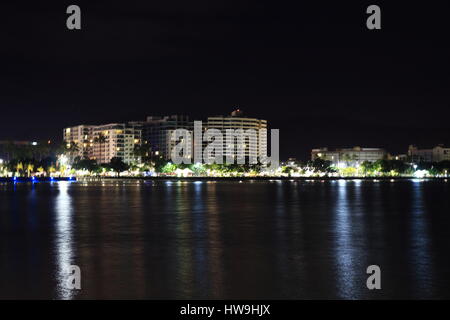 Cairns waterfront di notte come Catturata dalla marina guardando indietro attraverso le tenebre dell'acqua sul lato occidentale dell'ingresso Foto Stock