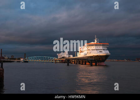 Il traghetto roro Dublin Viking a 12 Quays terminal sul fiume Mersey in Birkenhead. Foto Stock