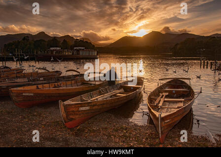 Barche a remi nella luce della sera a Keswick su Derwentware. Lake District. Foto Stock