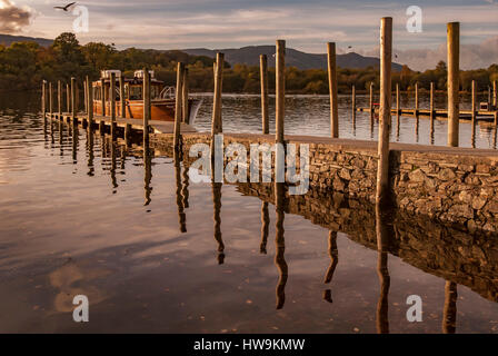 Launchat crociera al molo nella luce della sera a Keswick su Derwentware. Lake District. Foto Stock