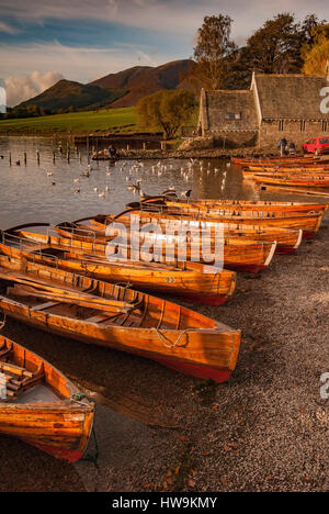 Barche a remi nella luce della sera a Keswick su Derwentware. Lake District. Foto Stock