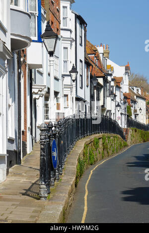 Hastings Old Town High Street, pittoresche case sul marciapiede rialzato, East Sussex, Inghilterra, Regno Unito, GB, Foto Stock