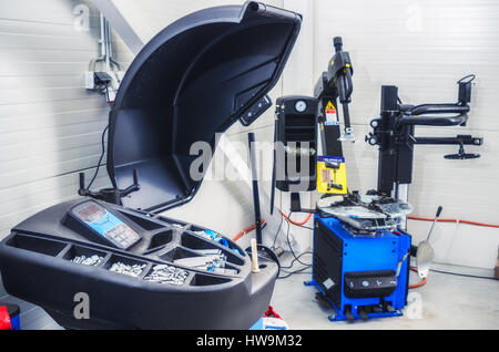 Garage, attrezzature di montaggio e equilibratura delle ruote di automobili Foto Stock