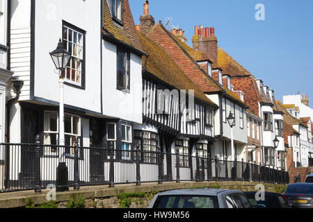 Hastings High Street, Hastings Old Town, case Tudor a graticcio sul marciapiede rialzato, East Sussex, Inghilterra, Gran Bretagna, Regno Unito, GB, Foto Stock