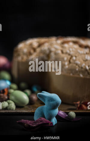 Coniglietto di Pasqua, le uova e la torta su un buio cassetto arrugginito Foto Stock