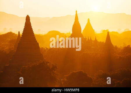 Vista panoramica di antico tempio di Bagan durante l ora d'oro Foto Stock