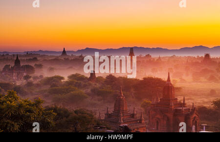 Vista panoramica di antico tempio di Bagan durante l ora d'oro Foto Stock