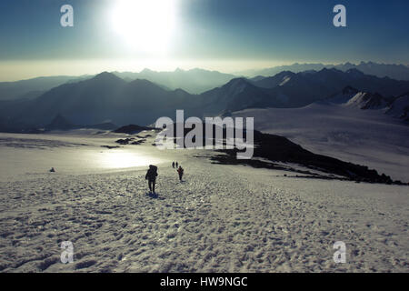 I turisti di montagna scendere dal monte Elbrus alla pass Soyuzmultfilm Foto Stock