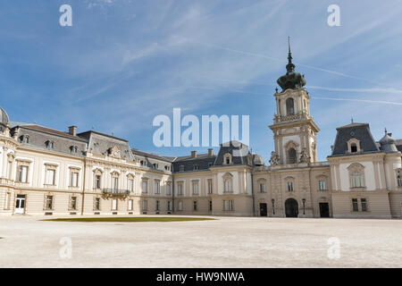 Palazzo Festetics cortile a Keszthely, Ungheria. Si tratta di un ampio complesso di edifici della famiglia Festetics. Foto Stock