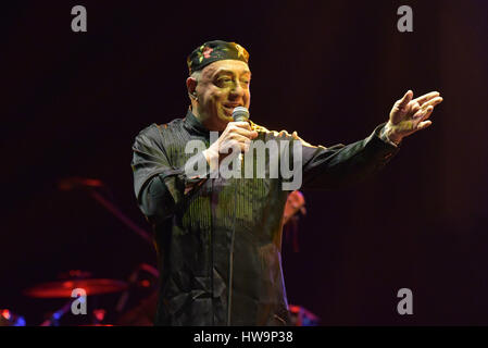 Napoli, Italia. Xviii Mar, 2017. Peppe Barra durante la mostra ''Je sto vicino a te 3"mostra in memoria di Pino Daniele Credito: Paola Visone/Pacific Press/Alamy Live News Foto Stock