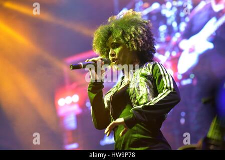 Napoli, Italia. Xviii Mar, 2017. 99 Posse durante lo spettacolo "Je sto vicino a te 3"mostra in memoria di Pino Daniele Credito: Paola Visone/Pacific Press/Alamy Live News Foto Stock