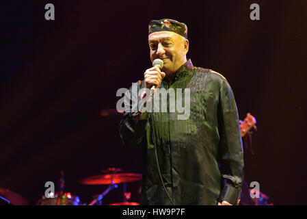 Napoli, Italia. Xviii Mar, 2017. Peppe Barra durante la mostra ''Je sto vicino a te 3"mostra in memoria di Pino Daniele Credito: Paola Visone/Pacific Press/Alamy Live News Foto Stock