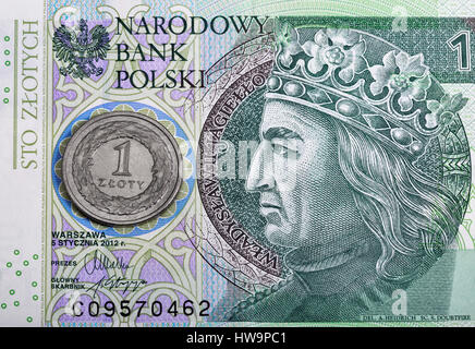 Il polacco un centinaio di zloty cinquanta delle banconote e delle monete macro Foto Stock