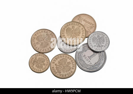 Pila di zloty polacco monete denaro isolato su sfondo bianco, primo piano Foto Stock