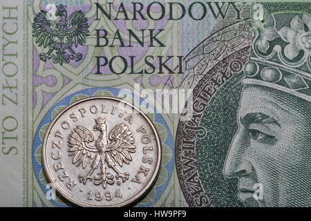 Il polacco un centinaio di zloty cinquanta delle banconote e delle monete macro Foto Stock