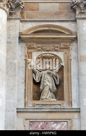 Parete esterna statua del Santo nella Chiesa dei Santi Apostoli Pietro e Paolo a Cracovia in Polonia. Foto Stock