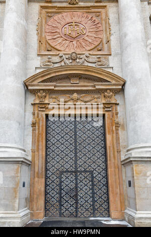 Porta della chiesa dei Santi Apostoli Pietro e Paolo closeup in Cracovia in Polonia. Foto Stock