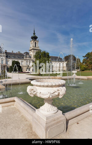 Palazzo Festetics fontana. Keszthely, Zala county, Ungheria. Festetics Palace è il più famoso luogo di interesse che viene visitato da migliaia di tou Foto Stock