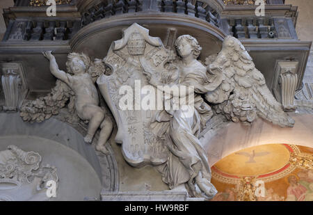 Stemma di Papa Alessandro VII Chigi nella chiesa di Santa Maria del Popolo, Roma, Italia il 02 settembre 2016. Foto Stock
