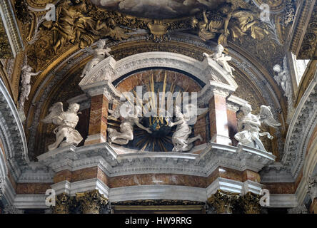 Angeli tenendo un globo con raggi dorati, e iniziali IMAS per i nomi di Gesù e Maria, altare maggiore nella chiesa Gesu e Maria a Roma Foto Stock