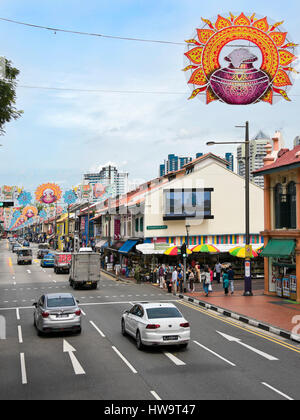 Vie di verticale di Serangoon Road con il nuovo anno cinese decorazioni in Singapore. Foto Stock