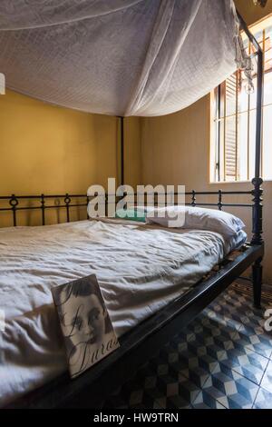 Il Vietnam, il Delta del Mekong, Sa Dec, Huynh Thuy Le vecchia casa, ex casa di Huynh Thuy Le, amante cinese di scrittore French-Vietnamese Marguerite Duras e immortalata nel suo libro, l'Amante, camera da letto Foto Stock