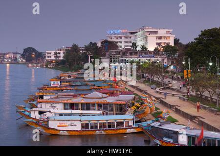 Il Vietnam, tonalità, vista in elevazione del secolo Hotel, Fiume Perfume e barche drago, crepuscolo Foto Stock