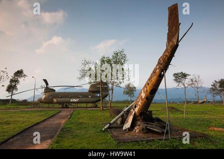 Il Vietnam, Area DMZ, provincia di Quang Tri, Khe Sanh, ex Khe Sanh noi base di combattimento, museo, ex US Army, CH-47 elicottero Chinook Foto Stock