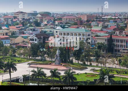 Il Vietnam, Area DMZ, Dong ha, elevati vista città, con Ho Chi Minh statua Foto Stock